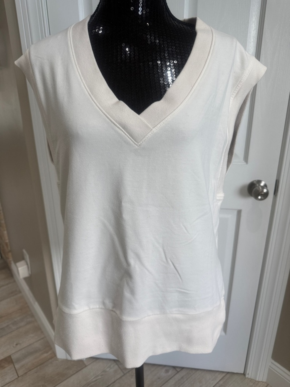 Athleta Cream V-Neck Sleeveless Tank